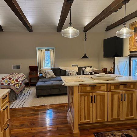 South Broadway Manor B&B - Near Fallingwater, Ohiopyle State Park, Hiking & Biking Trails Gap Scottdale Bagian luar foto