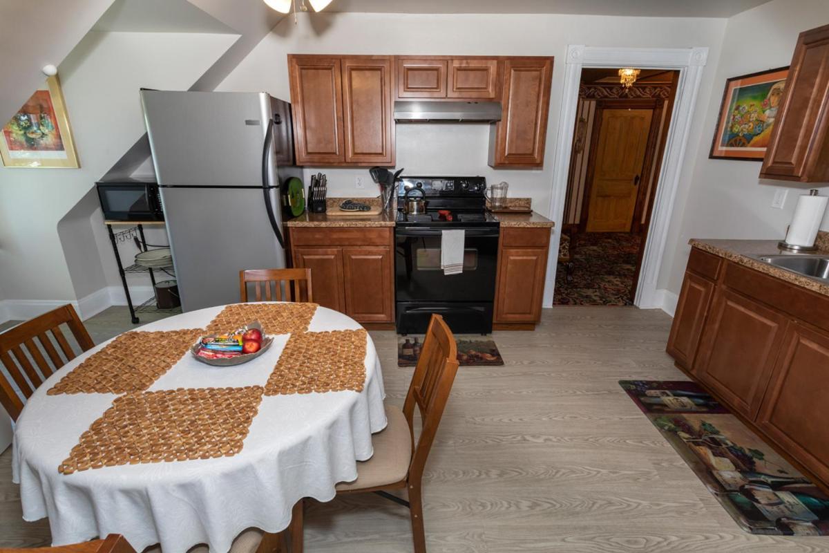South Broadway Manor B&B - Near Fallingwater, Ohiopyle State Park, Hiking & Biking Trails Gap Scottdale Bagian luar foto